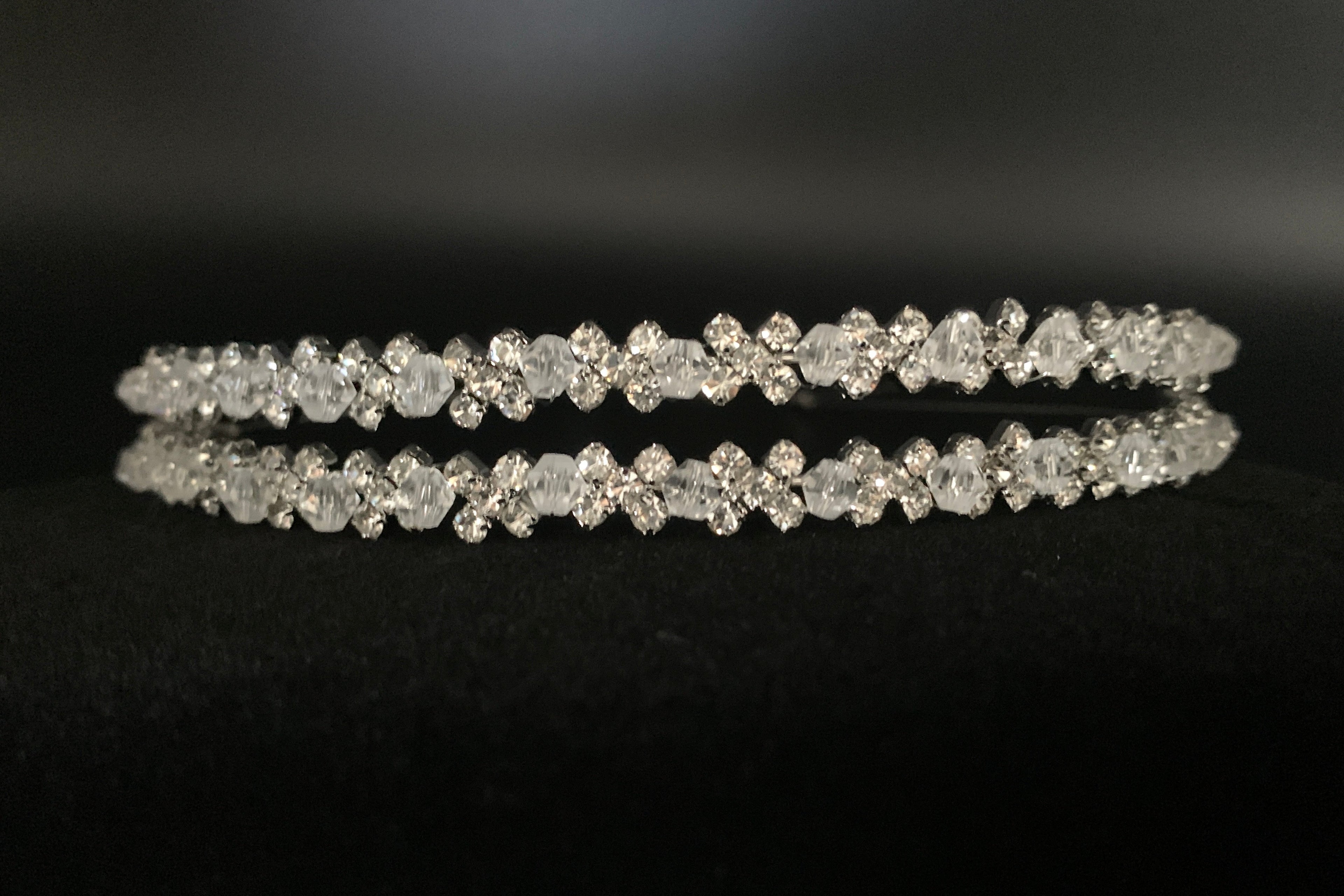 zweireihiger-strass-haarreif-ongedo-kristall-haarreif-schwarzer-hintergrund_2