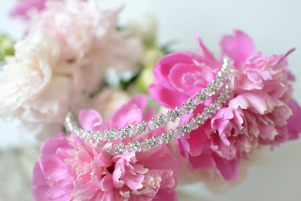 zweireihiger-strass-haarreif-ongedo-pfingstrosen-hochzeitsstyling-romantisch